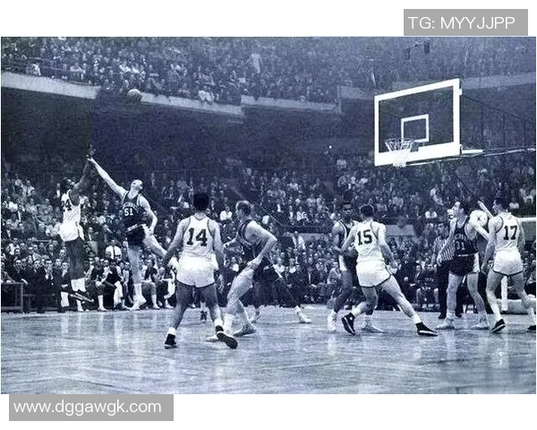 篮球场上的黑人明星们如何改变了这项运动的历史与未来